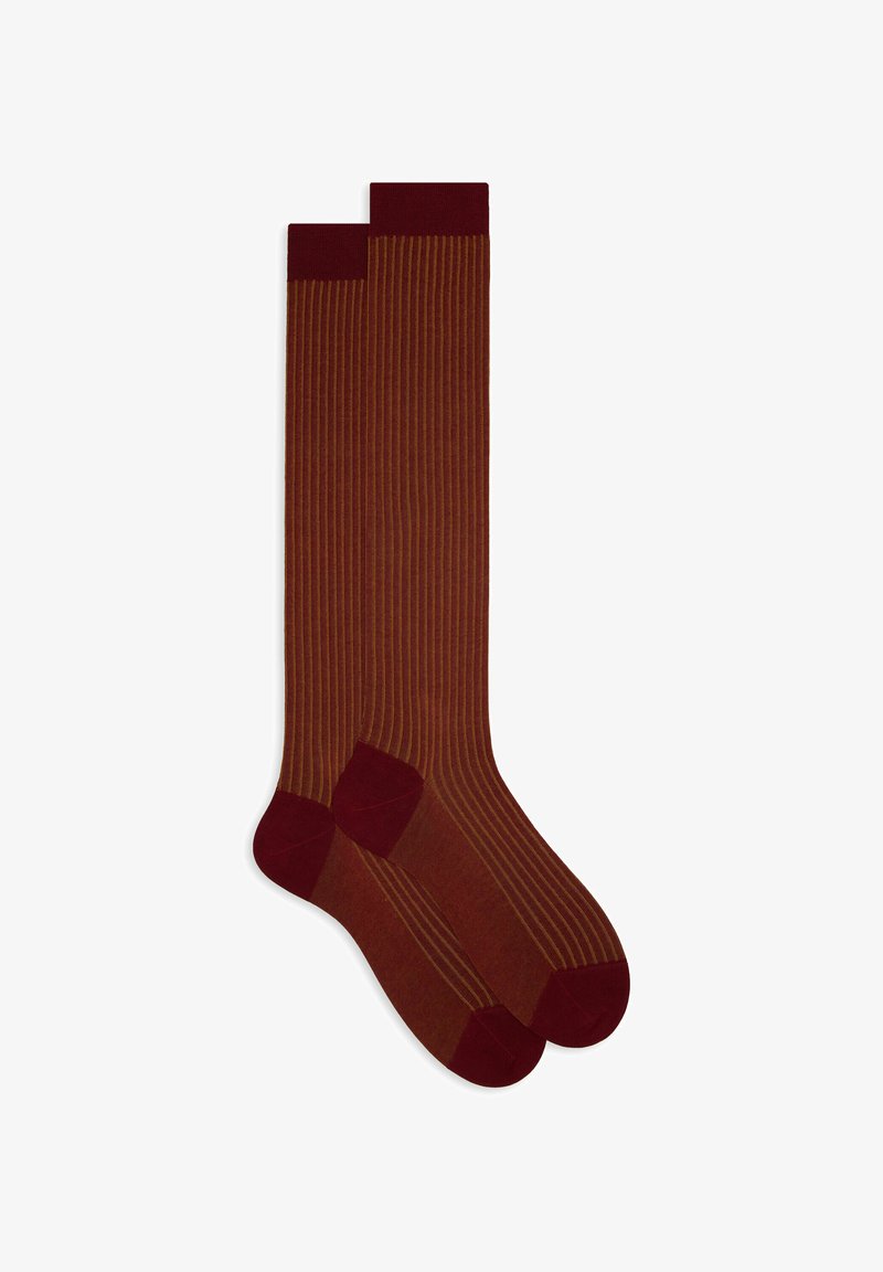 Braun und kastanienbraun gestreifte kniehohe Socken mit einer gerippten Textur und einfarbigen kastanienbraunen Bündchen und Zehen. Auffallend durch ihr kontrastierendes Streifenmuster.