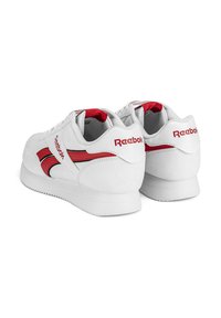 Fehér Reebok sneaker pár piros részletekkel, tépőzáras pántokkal, oldalt és a sarkán logóval, hátulról nézve.