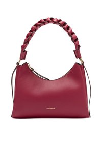 Borsa in pelle bordeaux con forma tondeggiante, caratterizzata da una tracolla intrecciata e accessori in oro. Logo impresso sul davanti. Texture liscia.