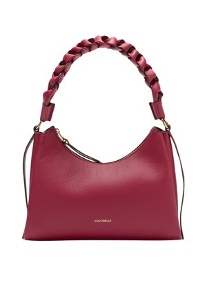 Sac à main en cuir bordeaux avec une forme arrondie, doté d'une bandoulière tressée et de quincaillerie dorée. Logo embossé sur le devant. Texture lisse.