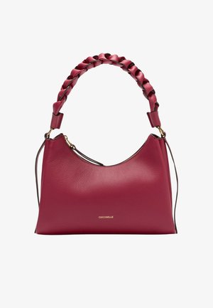 Borsa in pelle bordeaux con forma tondeggiante, caratterizzata da una tracolla intrecciata e accessori in oro. Logo impresso sul davanti. Texture liscia.