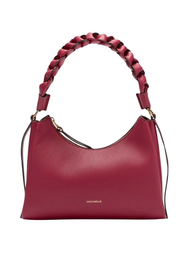 Borsa in pelle bordeaux con forma tondeggiante, caratterizzata da una tracolla intrecciata e accessori in oro. Logo impresso sul davanti. Texture liscia.