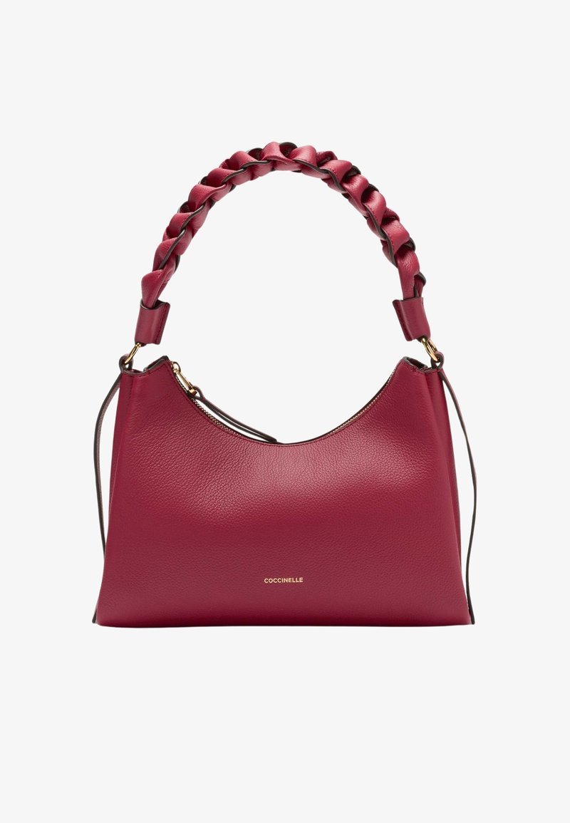 Borsa in pelle bordeaux con forma tondeggiante, caratterizzata da una tracolla intrecciata e accessori in oro. Logo impresso sul davanti. Texture liscia.