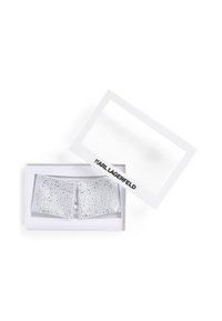Cureau transparent împodobit cu strasuri, într-o cutie albă cu capac transparent; prezintă brandul Karl Lagerfeld pe cutie.