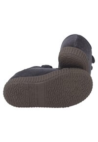 Stivali alla caviglia in suede grigio con suola in gomma testurizzata, dotati di una fascia con chiusura a strappo e design della punta rotonda.