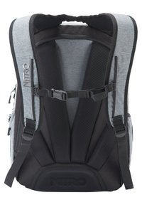 Mochila de tela gris con acentos negros, correas de malla acolchadas, un broche en el pecho y un logo. Cuenta con múltiples cremalleras y un panel trasero texturizado.