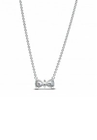 Collana in argento con un pendente a forma di fiocco caratterizzato da dettagli intagliati e piccole gemme ai lati.