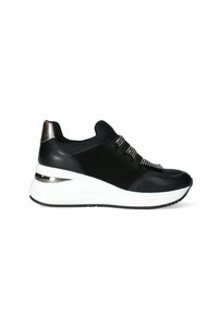 Sneaker nera con un mix di pelle e camoscio, delle cinghie elastiche e una suola bianca con un accento metallico sul tallone.