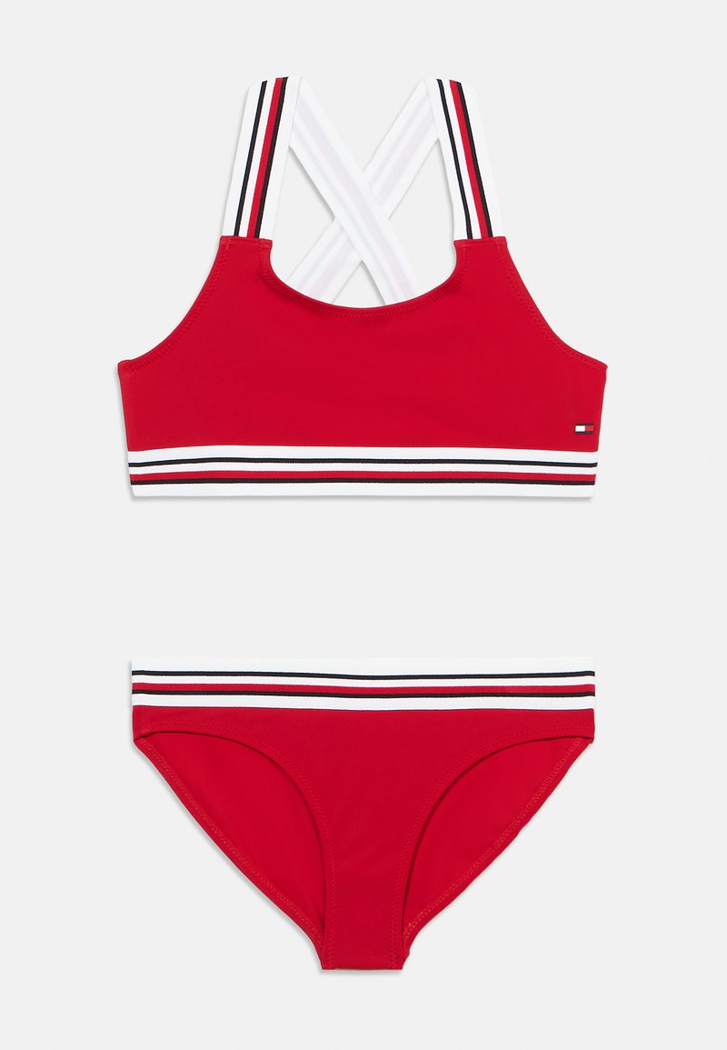 Ensemble bikini rouge en tissu lisse et extensible; comprend un haut court à bretelles croisées et un bas assorti avec des accents rayés.