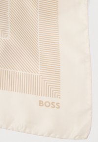 Tecido de cor creme com padrões de riscas diagonais e verticais em bege e o nome da marca "BOSS" impresso perto do canto.