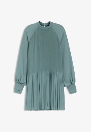 Un vestido de manga larga plisado en tejido suave color verde azulado. Presenta un cuello redondo, puños elásticos y una silueta acampanada que realza el flujo y el movimiento.
