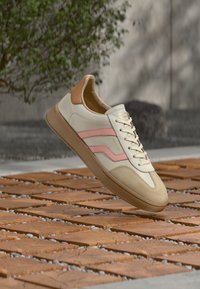 Unselected, off white/peachpink