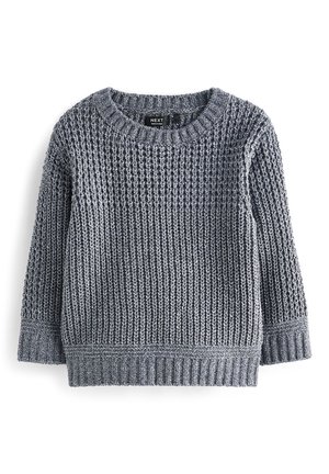 Szary sweter z dzianiny z okrągłym dekoltem, fakturowanym wzorem ściegu, długimi rękawami oraz ściągaczami na mankietach i u dołu, pokazany na płasko.