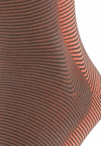 Gestreifte kniehohe Socken in Dunkelbraun und Koralle, mit gerippter Textur und glatter Oberfläche, versehen mit kontrastierenden Linien auf jeder Socke.