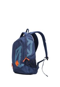 Zaino blu navy con un design geometrico in blu chiaro, dotato di cerniere arancioni, tasca laterale in rete e spallacci imbottiti per il comfort.