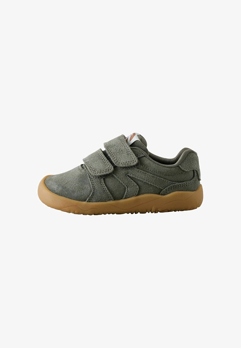 Basket enfant en daim vert olive avec deux bandes Velcro et une épaisse semelle en caoutchouc brun clair, vue de l'extérieur.