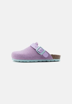 Sabot en feutre violet à enfiler avec boucle réglable, semelle bleu clair et semelle intérieure en liège, présenté de profil sur fond blanc.