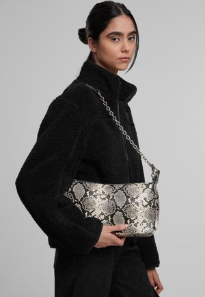 Borsa a stampa serpente realizzata in materiale sintetico, dotata di una catena brillante in argento e di una silhouette arrotondata con chiusura zip.