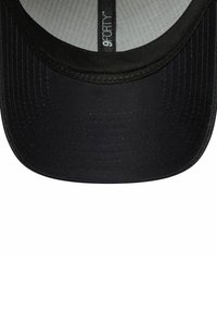 Schwarze Kappe mit strukturiertem Design, gebogenem Schirm und einer strukturierten Stoffoberfläche. Innen ist sie mit einem hell gefärbten Futter und einem Logotag ausgestattet.