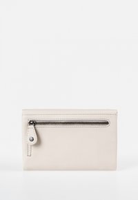 Beige leren portefeuille met een gladde textuur, voorzien van een ritsvak, zilveren hardware en gestikte details langs de randen.