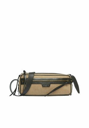 Bolso bandolera rectangular de lona beige con ribete de cuero negro, bolsillo delantero con cremallera y correa negra de cuero ajustable.