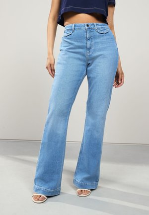 REGULAR FIT - Džinsi ar paplatinātiem galiem