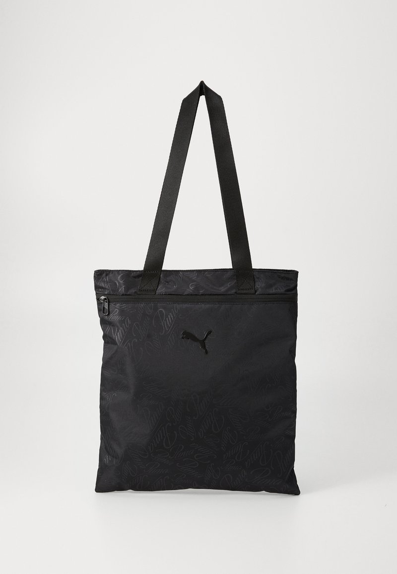 Czarna torebka na ramię z zamykaną kieszenią, z delikatnym wzorem i czarnym logo Puma z przodu. Prosty, stylowy design.