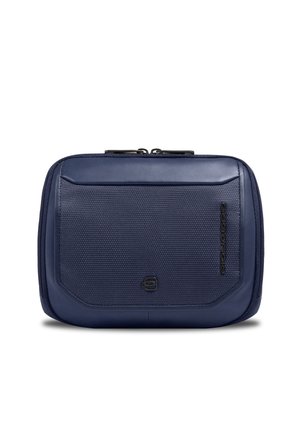 Astuccio da viaggio compatto di colore blu navy con pannello anteriore testurizzato, chiusura a zip sulla parte superiore e discreto logo del marchio nero nelle aree inferiore e laterale.