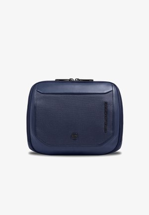 Compacte donkerblauwe reistas met een textuur aan de voorkant, ritssluiting aan de bovenkant en een subtiel zwart merkembleem aan de onderkant en zijkant.