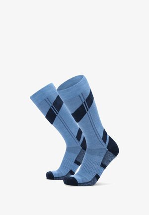 Lichtblauwe sokken met donkerblauwe en marineblauwe gestreepte patronen. Voorzien van ribgebreide boorden, een versterkte hak en teen, en een gestructureerde voetbed.
