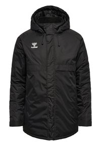 Svart isolerad jacka med huva, framfickor och elastiska ärmslut. Har en logotyp på bröstet och en slät, matt yta.