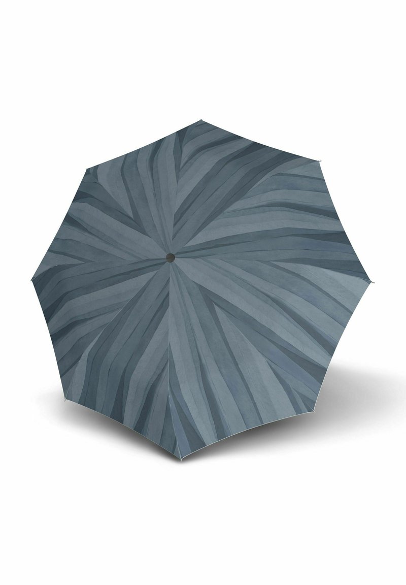 Paraguas compacto con un dosel de ocho paneles que presenta patrones en capas de azul y gris. El material parece suave con un acabado mate y un botón central.