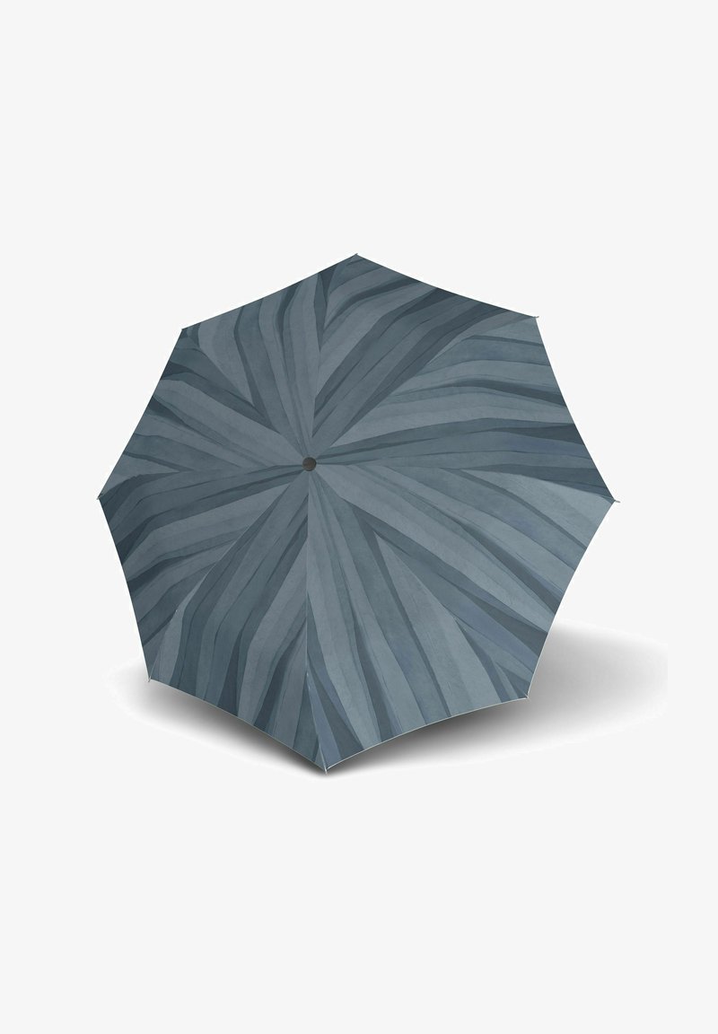 Paraguas compacto con un dosel de ocho paneles que presenta patrones en capas de azul y gris. El material parece suave con un acabado mate y un botón central.