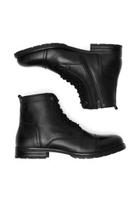 Czarne skórzane botki za kostkę z sznurowadłami i bocznym zamkiem. Projekt obejmuje gładkie wykończenie i solidną podeszwę dla większej trwałości.