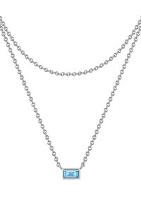 Silverfärgad kedja med två lager, prydd med en rektangulär ljusblå ädelsten i metallinfattning.