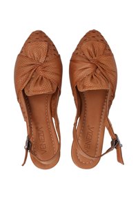 Brązowe skórzane buty typu slingback z knotowanym przodem, perforowaną teksturą, spiczastym noskiem i regulowanym paskiem na kostkę.