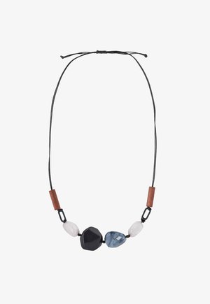Čierny šnúrkový náhrdelník s geometrickými kameňmi: jeden čierny, jeden svetloružový, jeden modrý a drevený akcent. Každý kameň sa líši tvarom a textúrou.