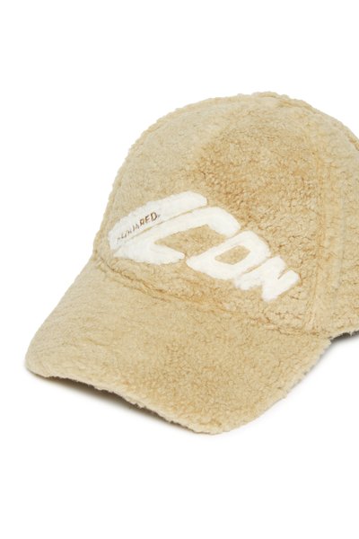 Cappello in pile beige con visiera curva, dotato di un logo bianco ricamato sul davanti. Texture morbida e forma distintiva.