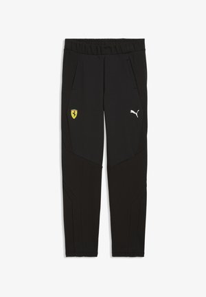 Sorte atletikbukser lavet af blødt stof med en tætsiddende linning, sidelommer og tydelige logoer: et gult Ferrari-skjold og et hvidt Puma-logo.