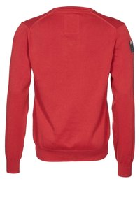 Czerwona długosługa bluza z okrągłym dekoltem, z prążkowanymi mankietami i dołem, z małą naszywką na górnej lewej rękawie.