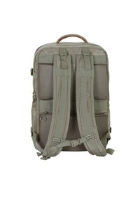 Mochila color caqui con respaldo de malla acolchada, correas ajustables, asa superior y bolsillos laterales. Presenta un tejido duradero y múltiples puntos de ajuste.