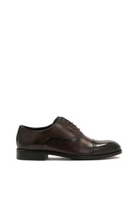 Zapato de vestir de cuero marrón con puntera redondeada, cierre de cordones, textura suave y un diseño minimalista en la parte superior. Suela plana y ligera.