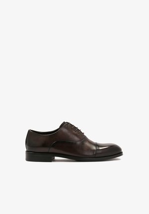 Braune Leder-Oxfordschuhe mit runder Zehenform, Schnürverschluss, glatter Oberfläche und minimaler Verzierung im oberen Bereich. Leichte, flache Sohle.