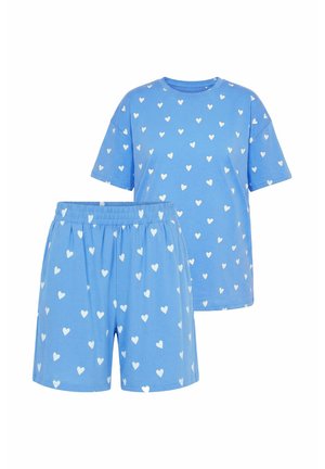 Blaues Kurzarm-Oberteil und Shorts mit durchgehendem weißen Herzmuster und elastischem Bund an den Shorts, lässiger Loungewear-Stil.
