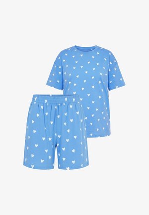 Blaues Kurzarm-Oberteil und Shorts mit durchgehendem weißen Herzmuster und elastischem Bund an den Shorts, lässiger Loungewear-Stil.