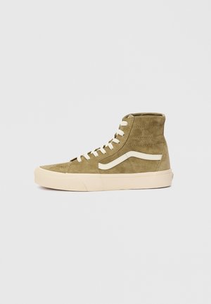 Baskets montantes en daim vert olive avec bande latérale blanche, lacets blancs et semelle en caoutchouc crème, vues de l'extérieur.