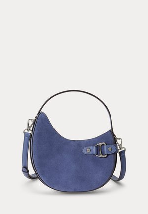 Blå semsket lær håndveske formet som en halvmåne med sølvspenne, enkelt kort håndtak og avtakbar skulderrem på hvit bakgrunn.