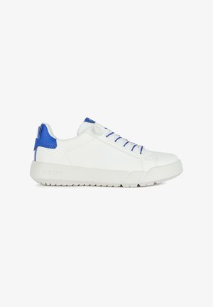 Basket en cuir blanc avec des accents bleus, présentant une texture lisse, des lacets plats et une semelle en caoutchouc avec un motif. Marque Geox visible.