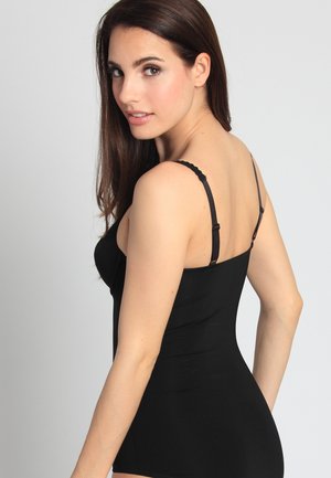 Schwarzes Tanktop mit dünnen verstellbaren Trägern, tailliertem Design, glatter Textur und mittellangem Schnitt. Einfacher und minimalistischer Stil.