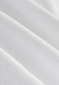 Țesătură albă texturată care se lasă în pliuri delicate, având un model subtil, cu un finisaj neted și o aparență ușoară.